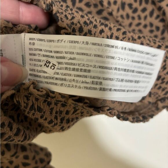 Abercrombie & Fitch Leopard Print Smocked V-Neck Cropped Top Size Medium - Picture 5 of 6